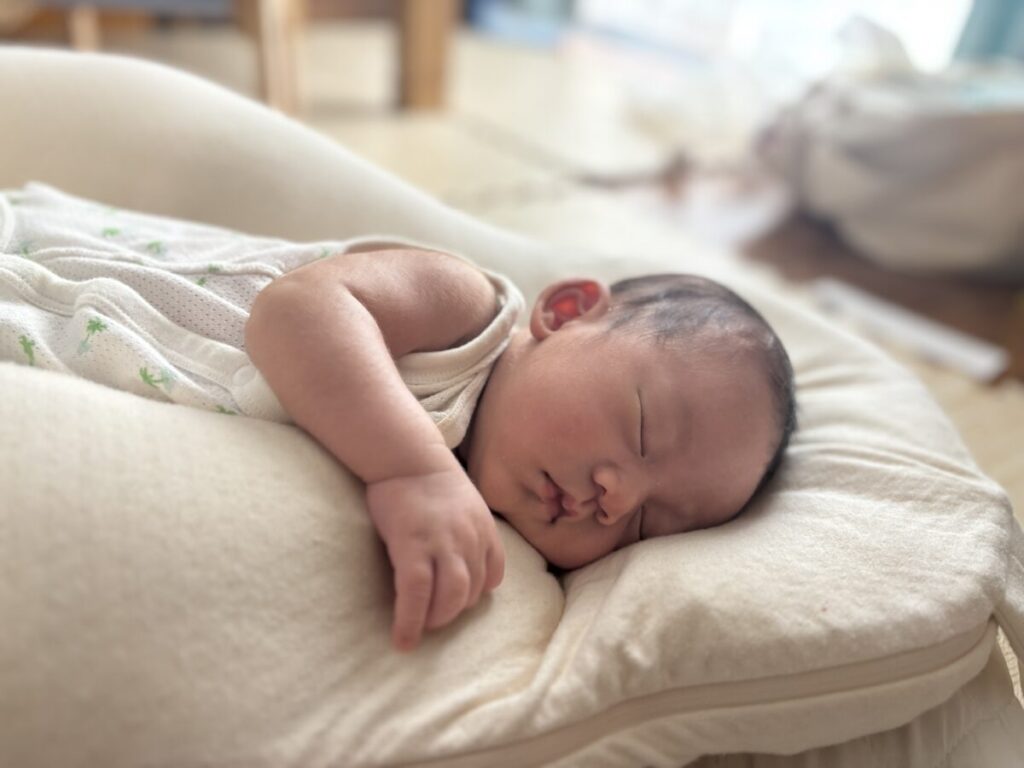 ユニースリープで寝る赤ちゃん