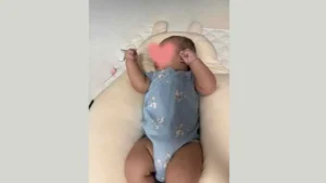 仰向けで寝る赤ちゃん