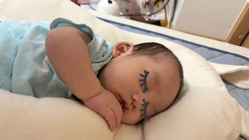 二ヶ月の赤ちゃんがユニースリープで眠ってる画像