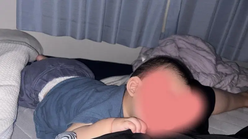 ユニースリープ卒業後にママと一緒に寝る赤ちゃん